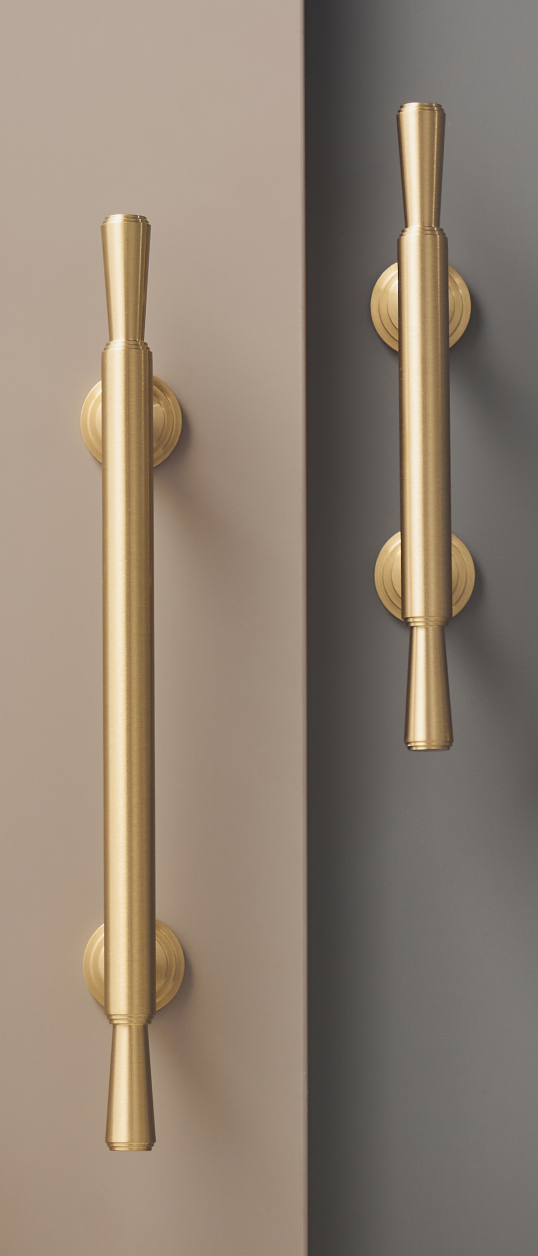 Poignée Assemini dorée — poignées dorées sur deux façades contrastées